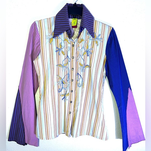 Save the Queen Top.  Snap Button Blouse.  Size Small Very chic and unique design - Picture 1 of 12